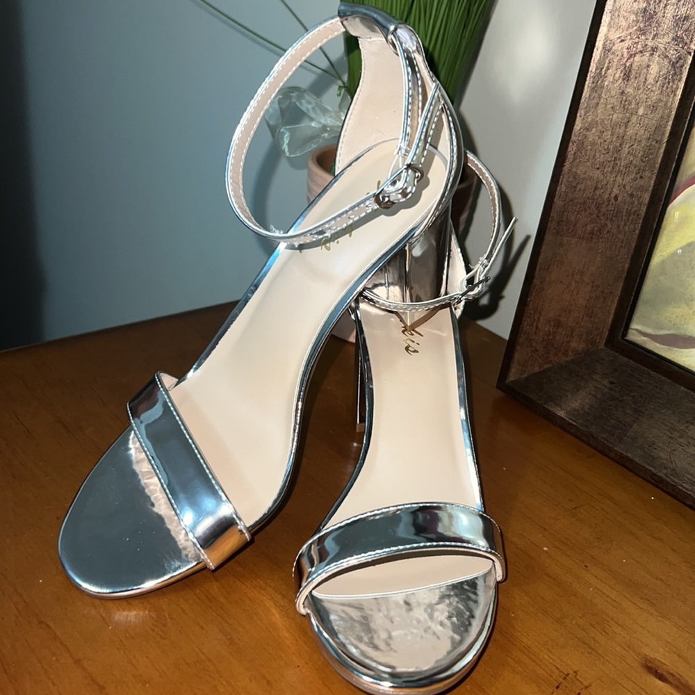 NWOT Ankis from Amazon silver metallic Heels